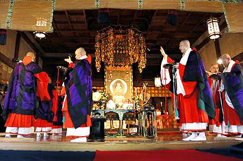 Buddhist ceremony with shomyo chant